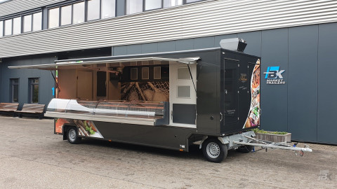 Zijaanzicht van een aanhangwagen voor vis met geopende luifel