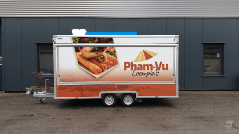 Zijaanzicht van een aanhangwagen voor loempia's met gesloten luifel