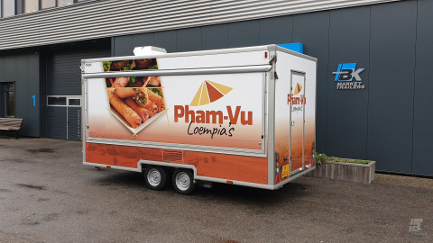 Zijaanzicht van een aanhangwagen voor loempia's met gesloten luifel