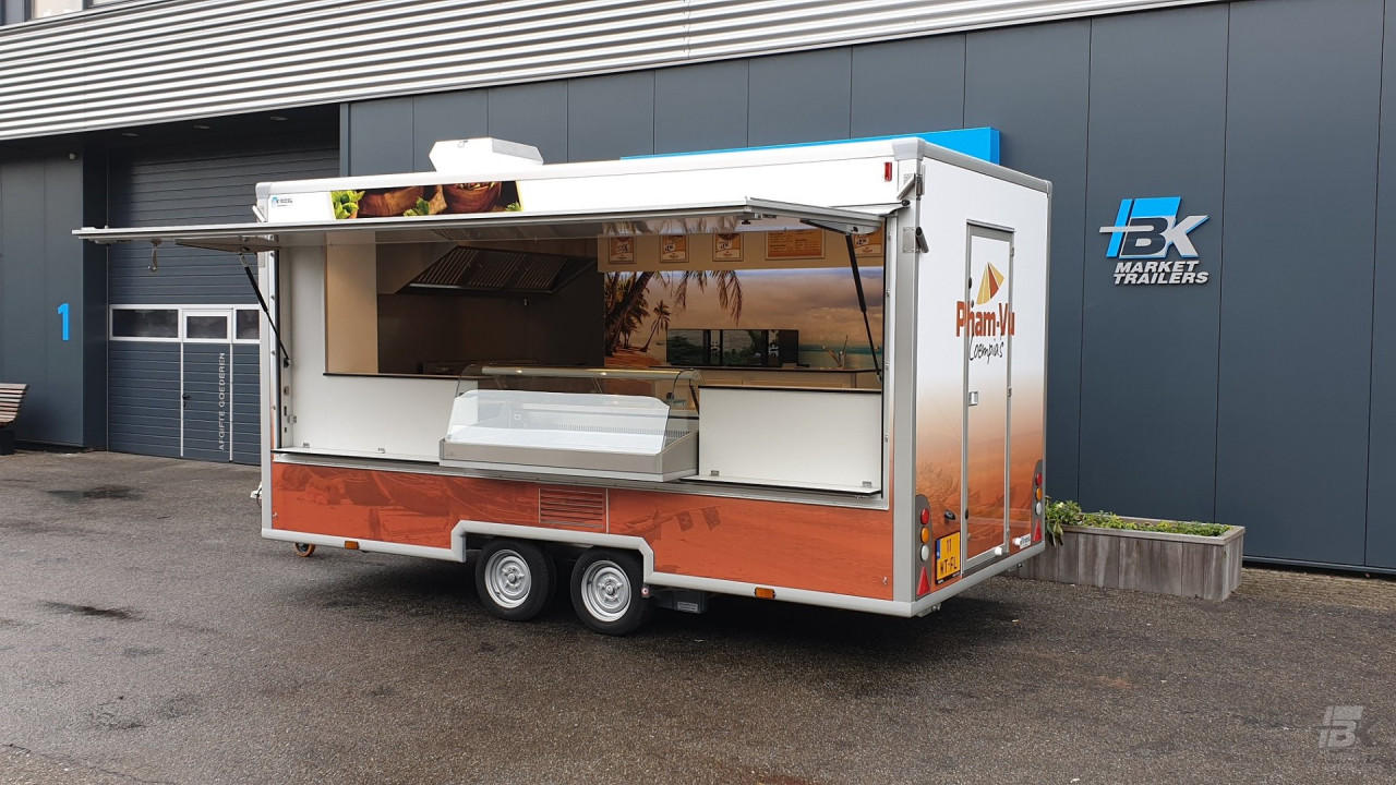 Zijaanzicht van een aanhangwagen voor loempia's met geopende luifel
