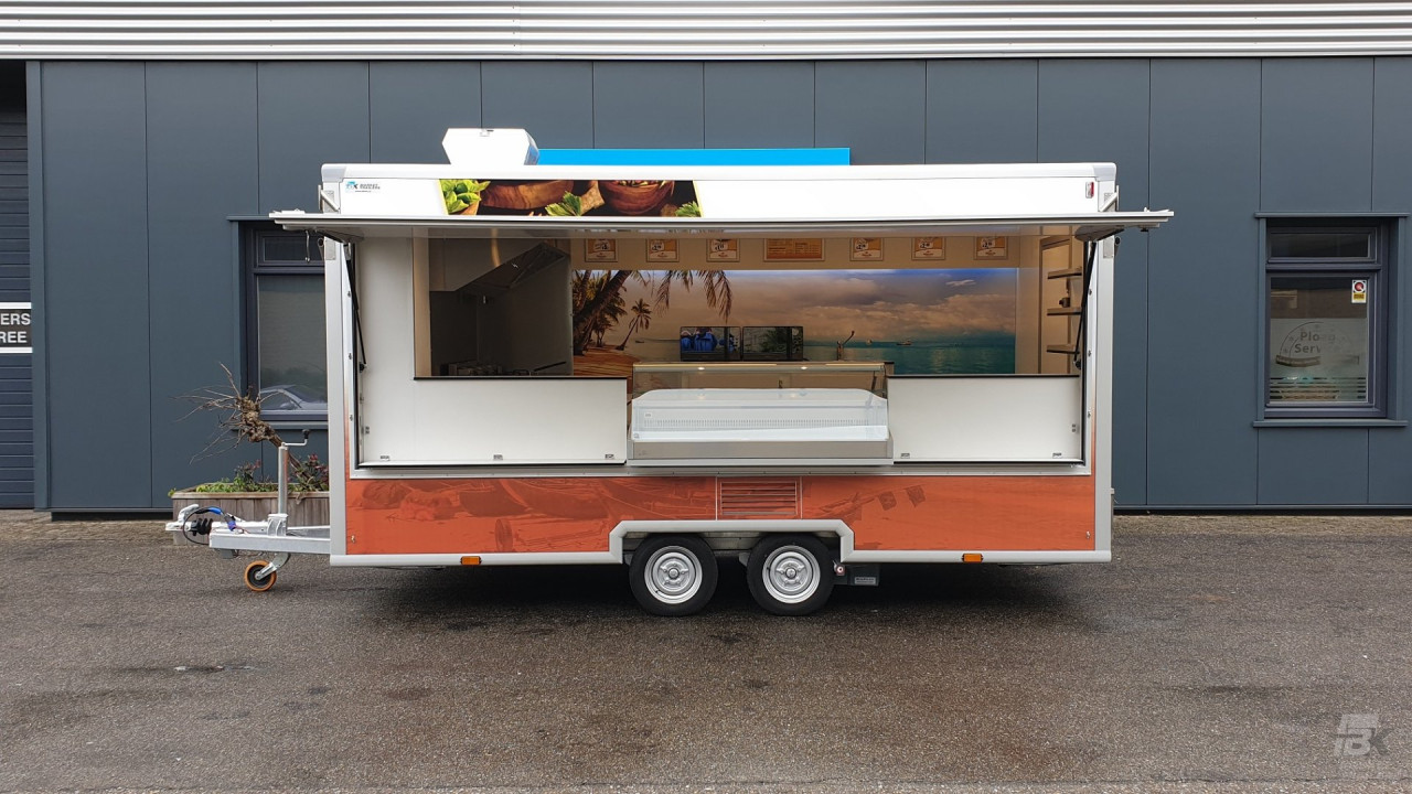 Zijaanzicht van een aanhangwagen voor loempia's met geopende luifel