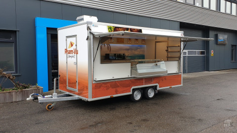 Zijaanzicht van een aanhangwagen voor loempia's met geopende luifel