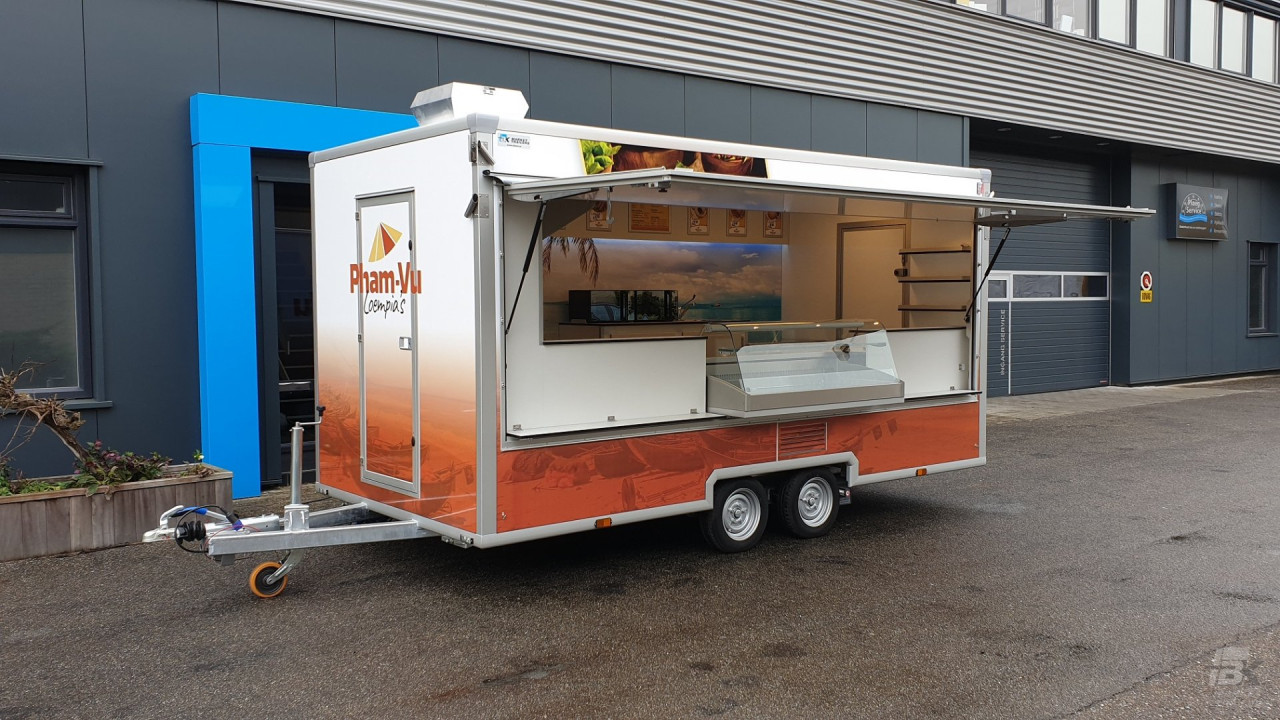 Zijaanzicht van een aanhangwagen voor loempia's met geopende luifel