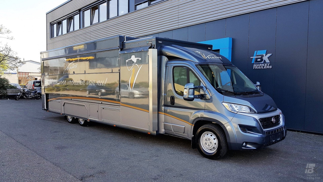Zijaanzicht van een verkoopwagen voor mode met gesloten luifel