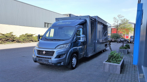 Vooraanzicht van een verkoopwagen voor mode