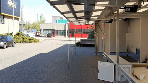 Detail van de luifel van een verkoopwagen voor mode