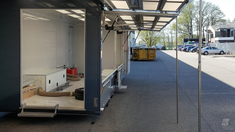 Detail van de luifel van een verkoopwagen voor mode