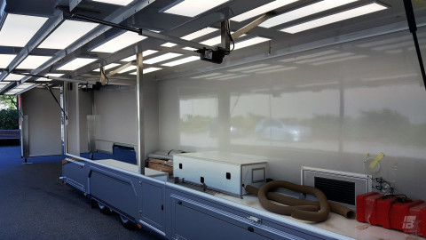 Binnenkant van een verkoopwagen voor mode