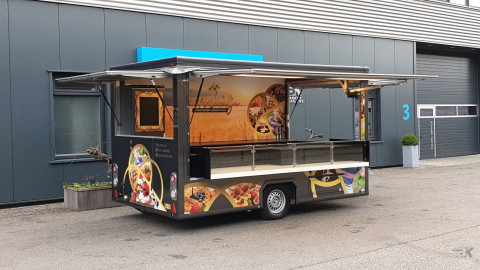 Zijaanzicht van een aanhangwagen voor wafels met geopende luifel