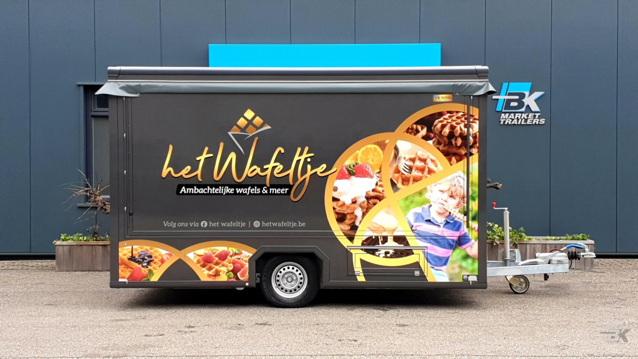 Zijaanzicht van een aanhangwagen voor wafels met gesloten luifel