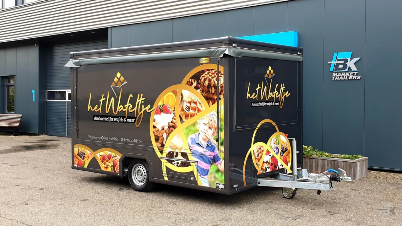 Zijaanzicht van een aanhangwagen voor wafels met gesloten luifel