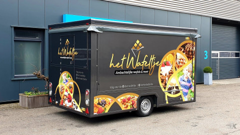 Zijaanzicht van een aanhangwagen voor wafels met gesloten luifel