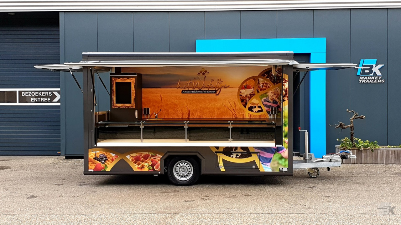 Zijaanzicht van een aanhangwagen voor wafels met geopende luifel