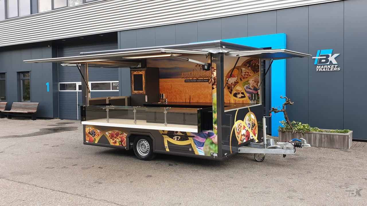 Zijaanzicht van een aanhangwagen voor wafels met geopende luifel