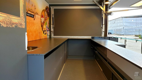 Binnenkant van een aanhangwagen voor wafels