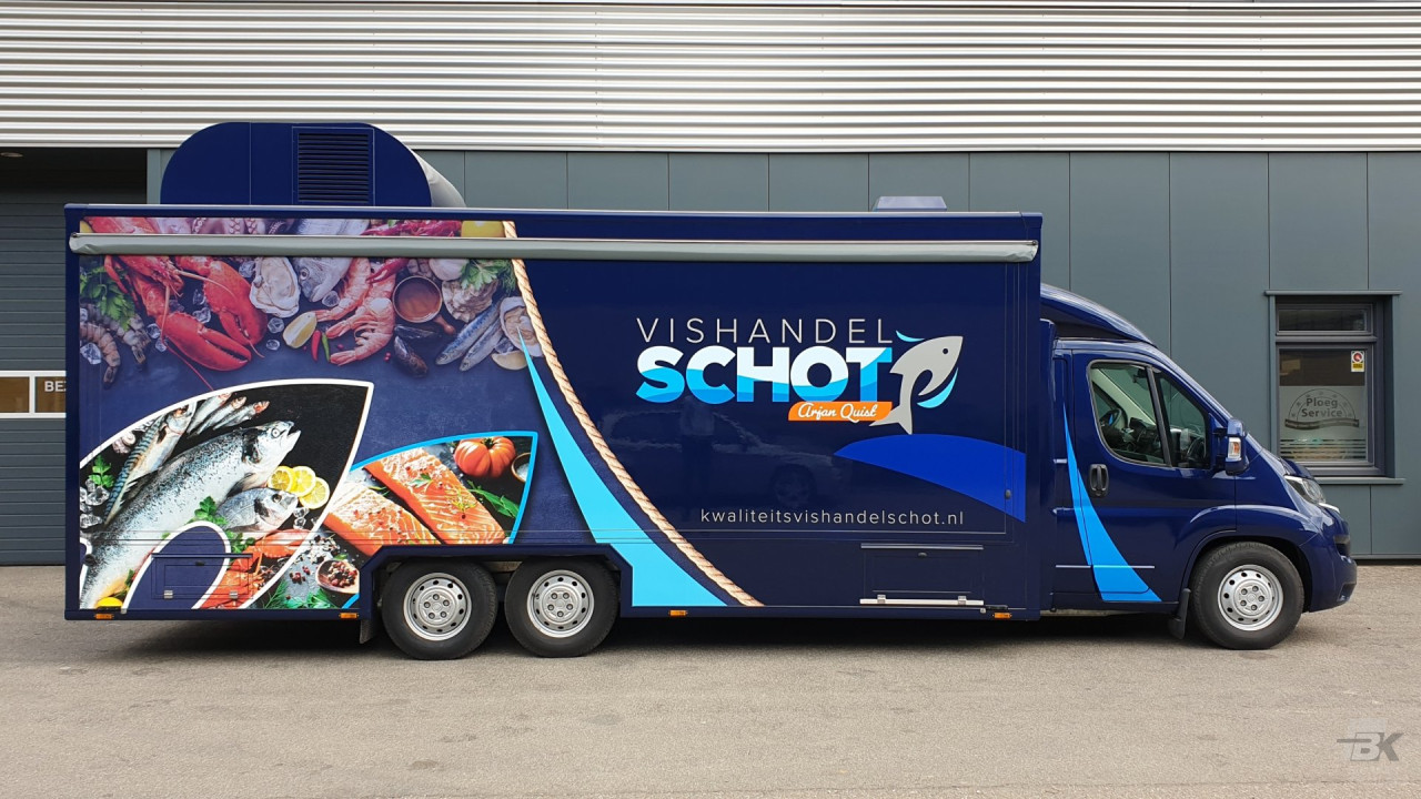Zijaanzicht van een verkoopwagen voor vis met gesloten luifel