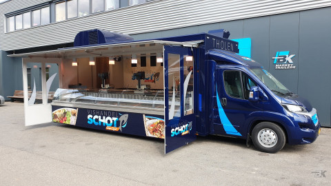 Zijaanzicht van een verkoopwagen voor vis met geopende luifel
