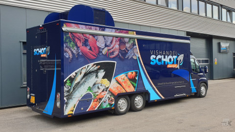 Zijaanzicht van een verkoopwagen voor vis met gesloten luifel