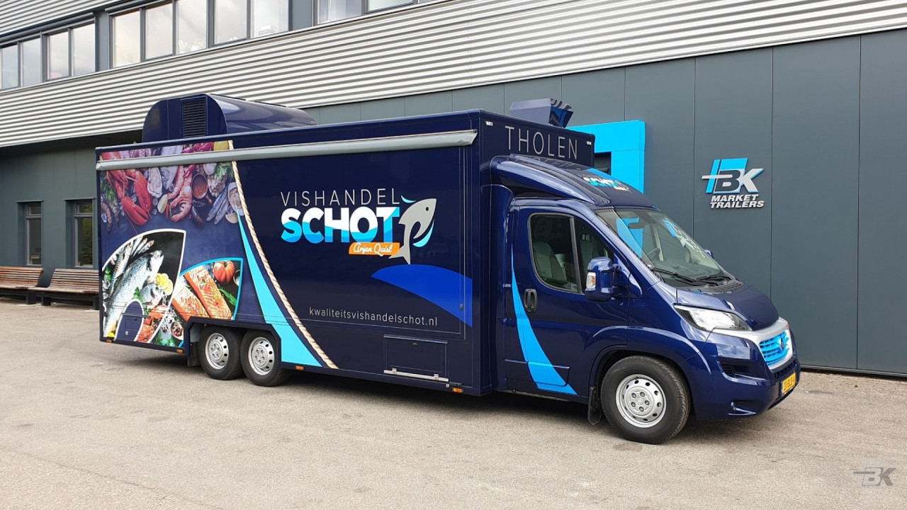 Zijaanzicht van een verkoopwagen voor vis met gesloten luifel