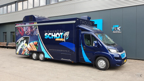 Zijaanzicht van een verkoopwagen voor vis met gesloten luifel
