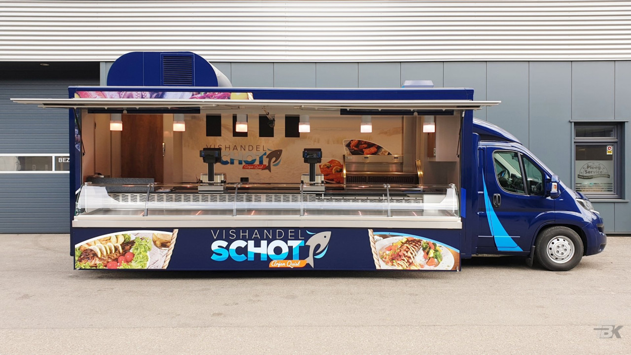 Zijaanzicht van een verkoopwagen voor vis met geopende luifel