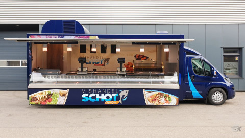 Zijaanzicht van een verkoopwagen voor vis met geopende luifel