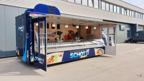 Zijaanzicht van een verkoopwagen voor vis met geopende luifel