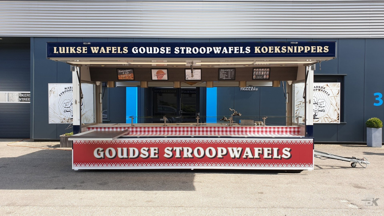 Zijaanzicht van een aanhangwagen voor stroopwafels met geopende luifel