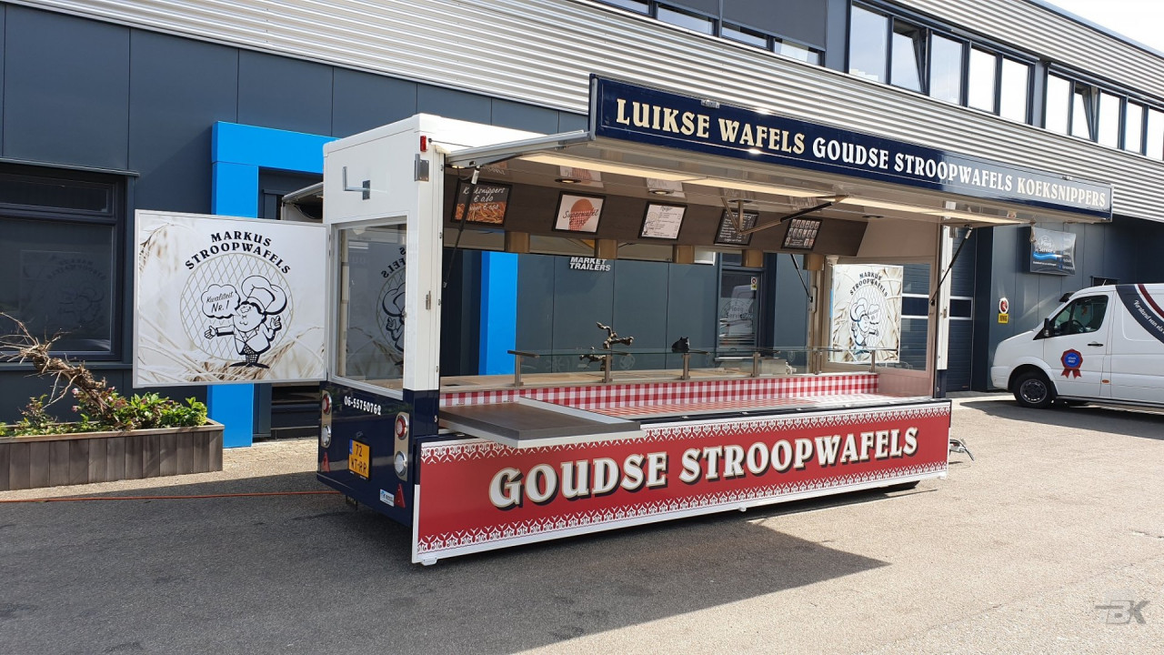 Zijaanzicht van een aanhangwagen voor stroopwafels met geopende luifel