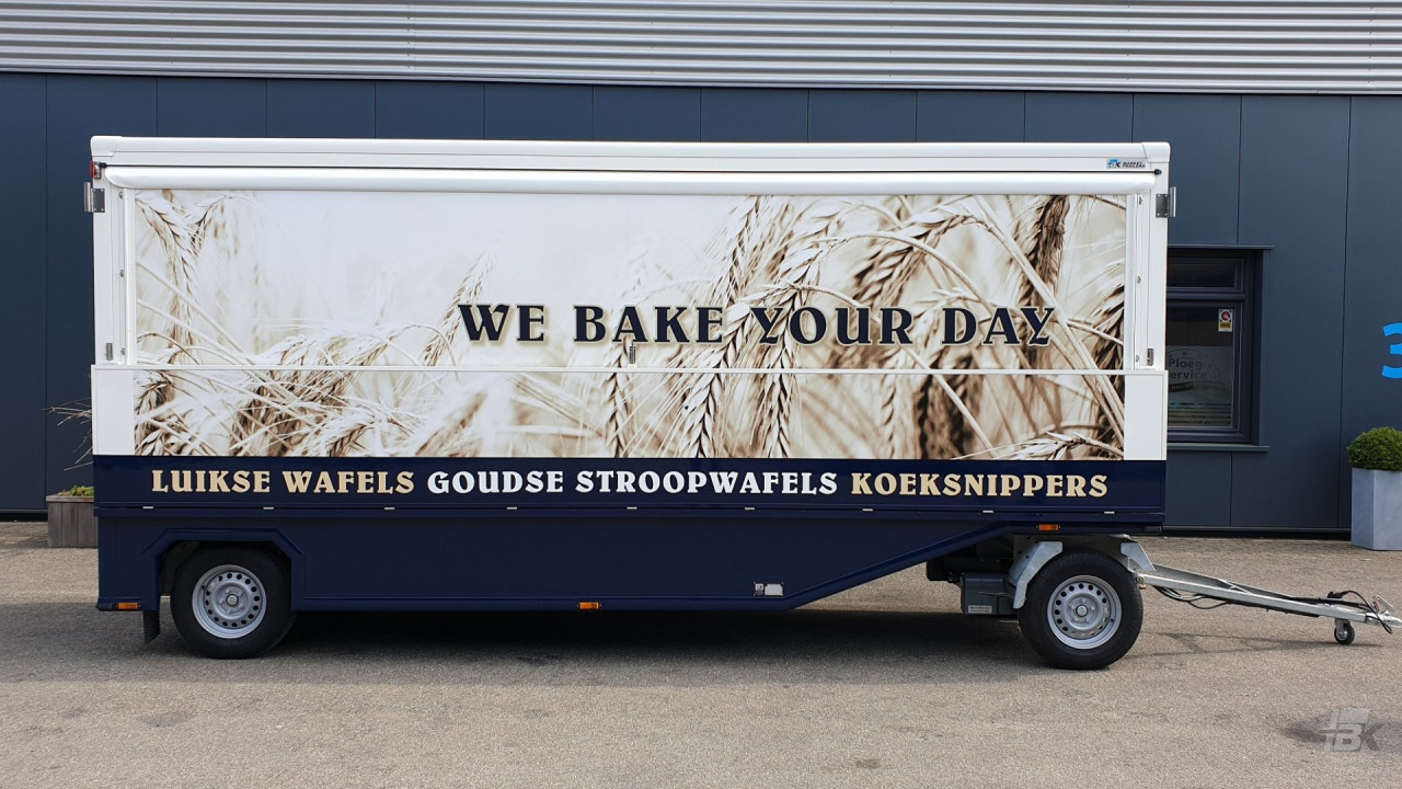 Zijaanzicht van een aanhangwagen voor stroopwafels met gesloten luifel