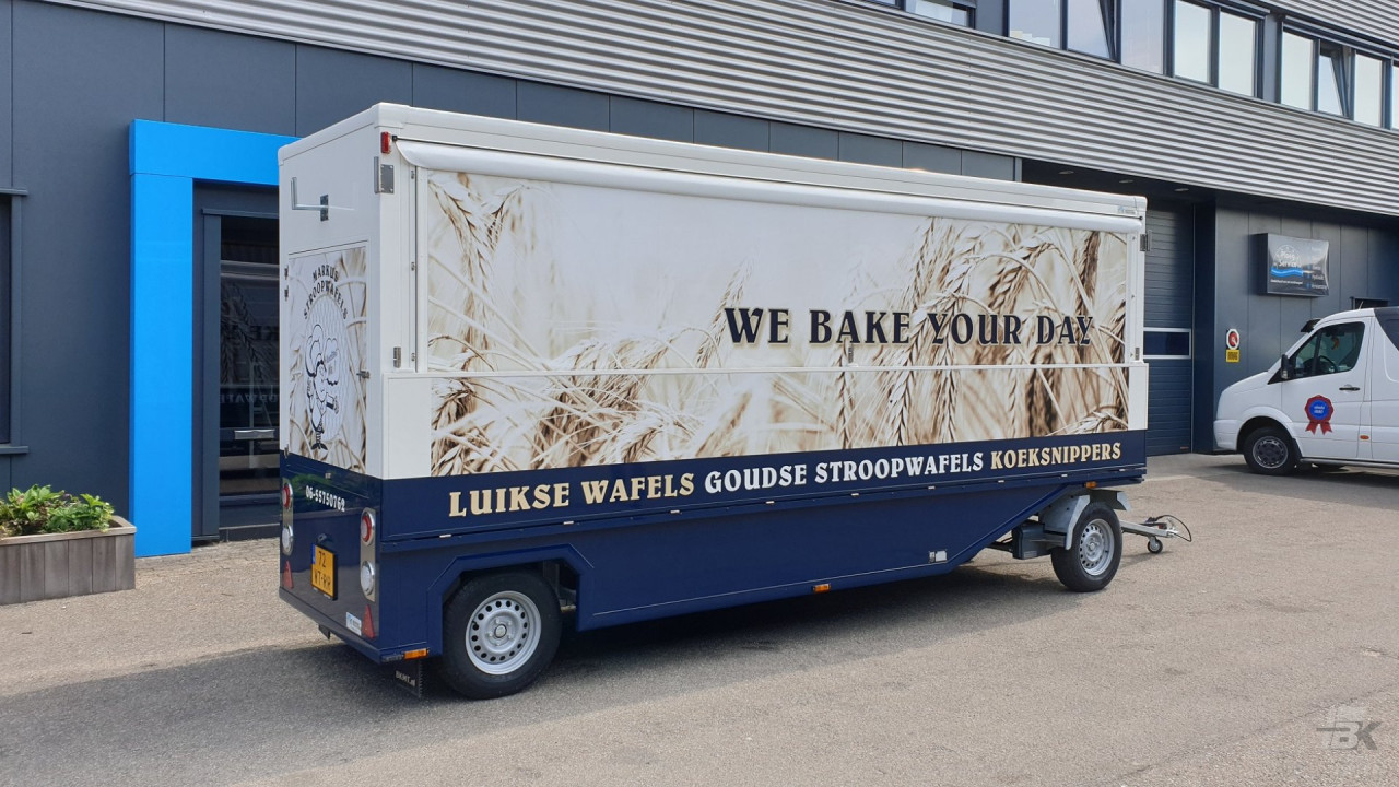 Zijaanzicht van een aanhangwagen voor stroopwafels met gesloten luifel