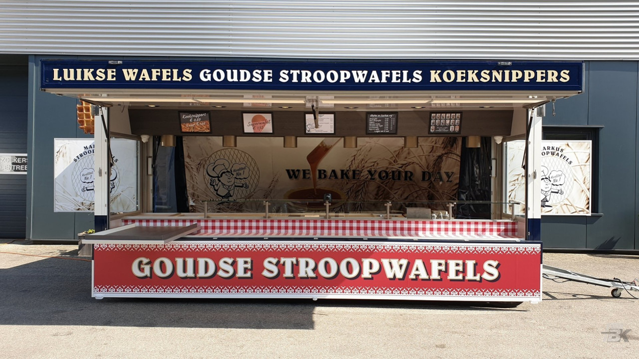 Zijaanzicht van een aanhangwagen voor stroopwafels met geopende luifel