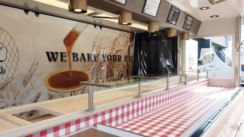 Binnenkant van een aanhangwagen voor stroopwafels