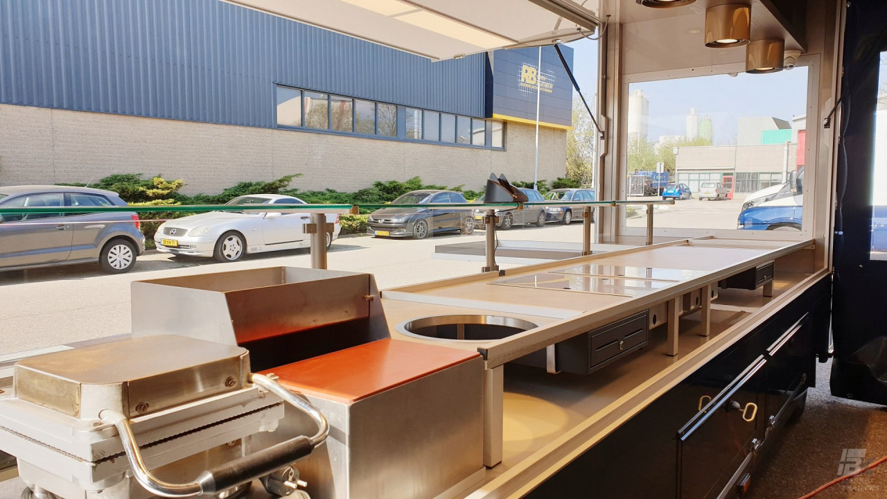 Binnenkant van een aanhangwagen voor stroopwafels