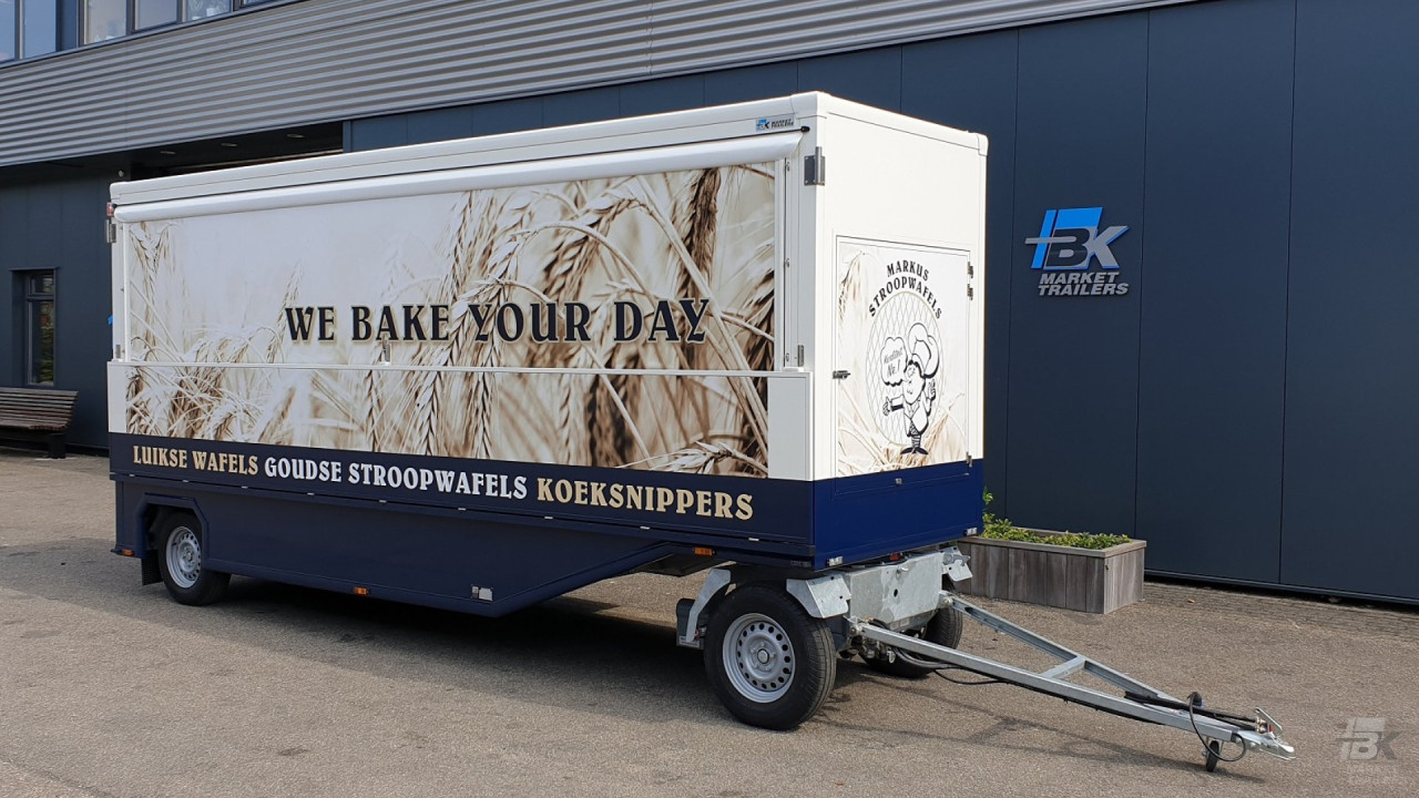 Zijaanzicht van een aanhangwagen voor stroopwafels met gesloten luifel