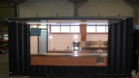 Zijaanzicht van een container kiosk met geopende luifel