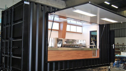 Zijaanzicht van een container kiosk met geopende luifel