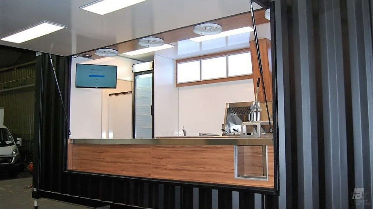 Zijaanzicht van een container kiosk met geopende luifel
