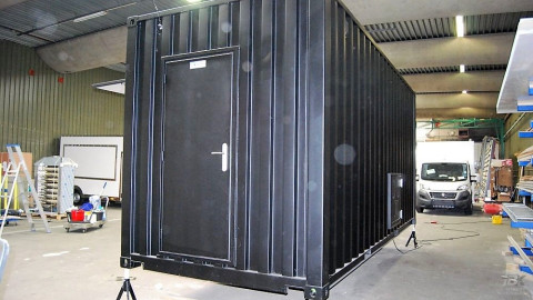 Achteraanzicht van een container kiosk