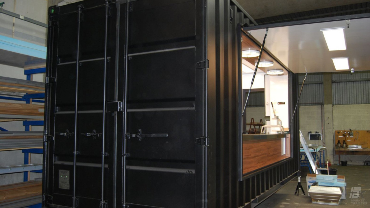Vooraanzicht van een container kiosk