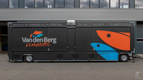 Zijaanzicht van een aanhangwagen voor vis met gesloten luifel