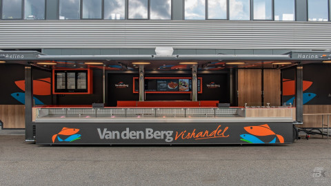 Zijaanzicht van een aanhangwagen voor vis met geopende luifel