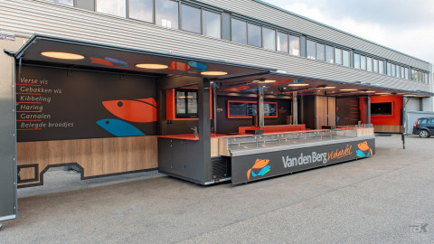 Zijaanzicht van een aanhangwagen voor vis met geopende luifel
