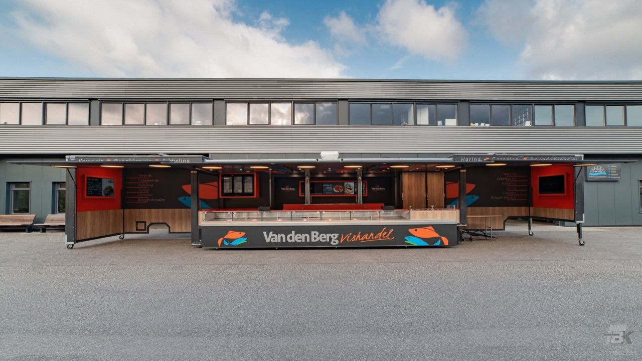 Zijaanzicht van een aanhangwagen voor vis met geopende luifel