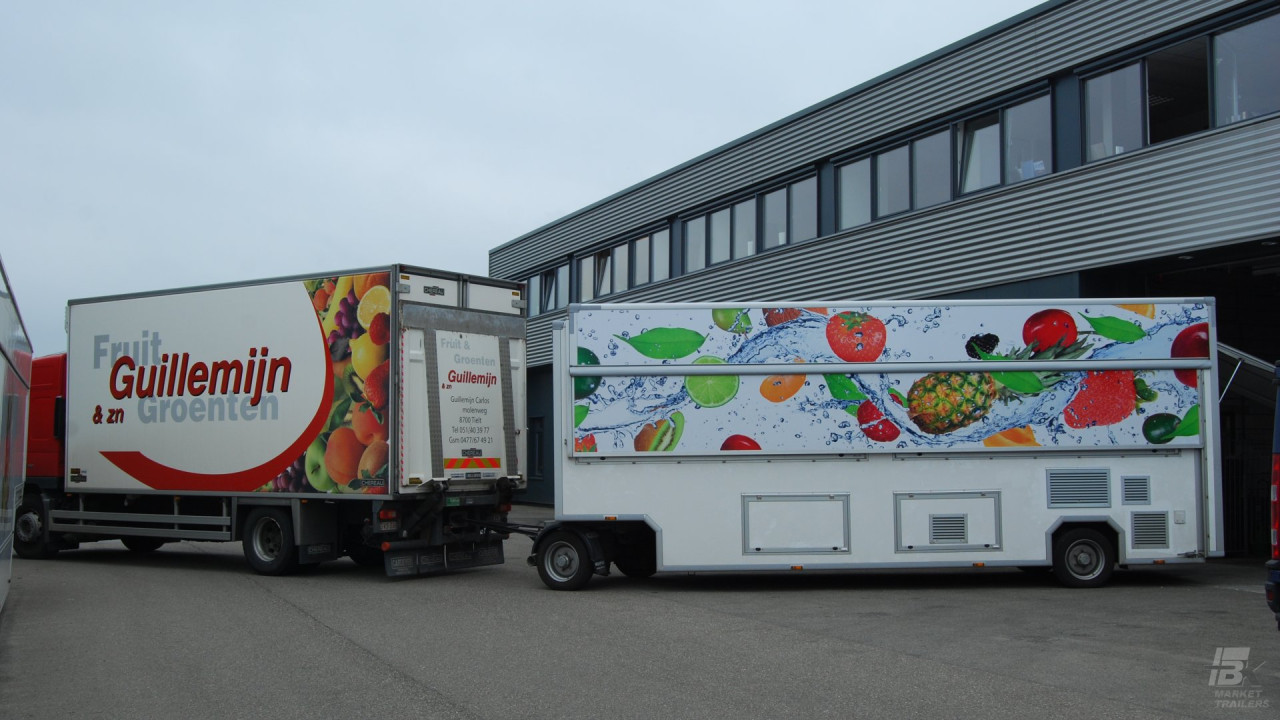 Complete combinatie van een opleggertrekker met verkoopwagen oplegger voor groente en fruit