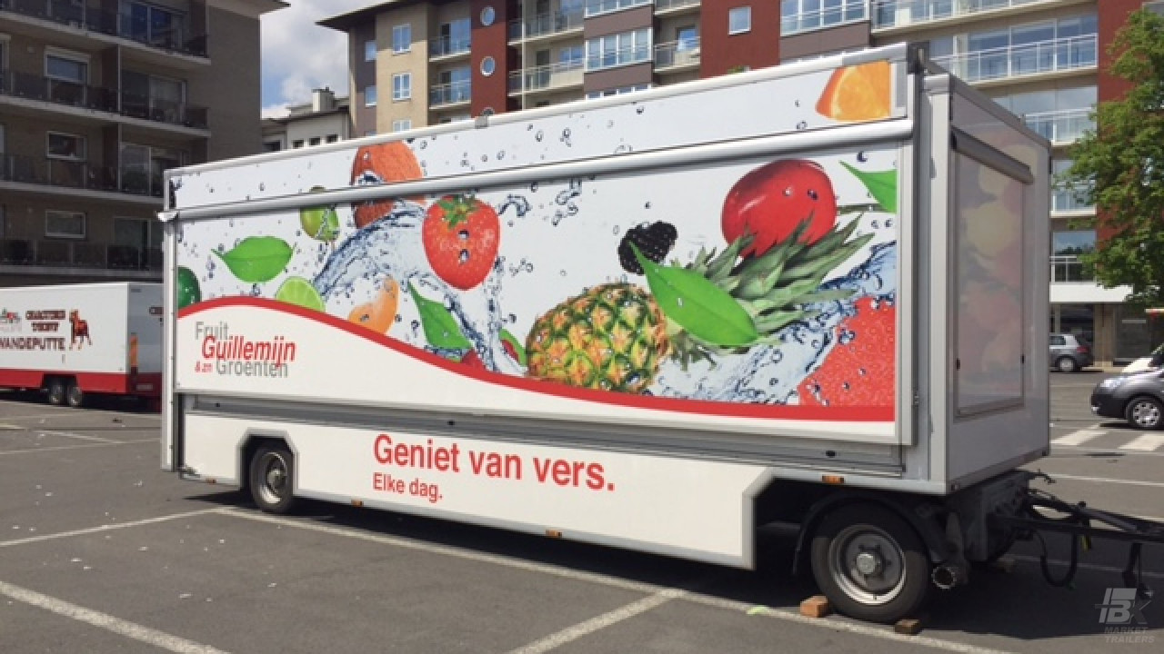 Zijaanzicht van een aanhangwagen voor groente en fruit met gesloten luifel
