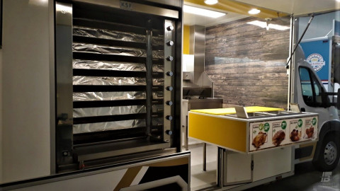 Binnenkant van een verkoopwagen voor gegrilde kip