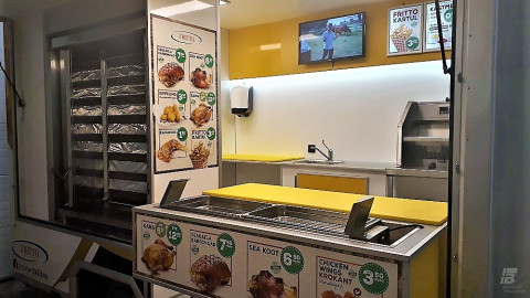Binnenkant van een verkoopwagen voor gegrilde kip