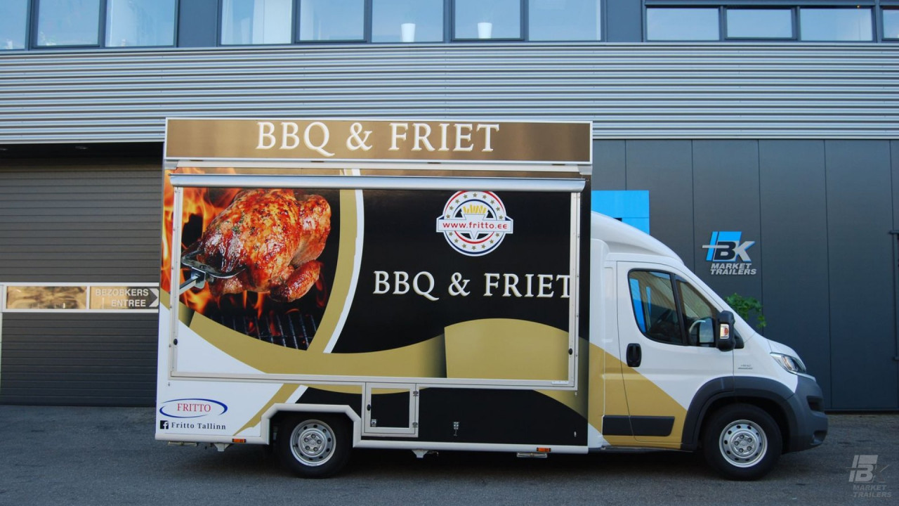 Zijaanzicht van een verkoopwagen voor gegrilde kip met gesloten luifel