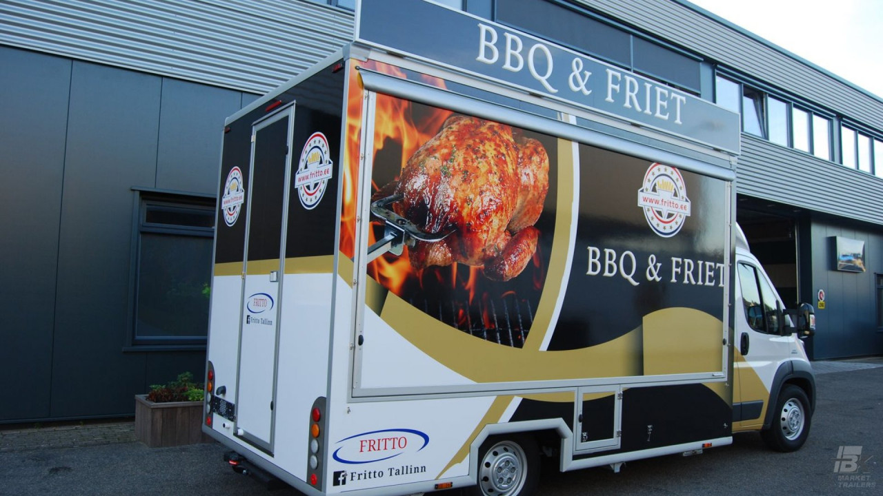Zijaanzicht van een verkoopwagen voor gegrilde kip met gesloten luifel